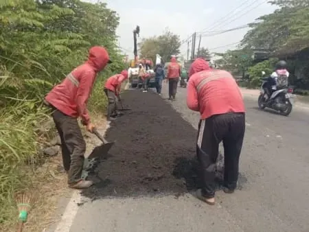 Hati-Hati Pemudik! Sejumlah Jalan di Gresik Masih Bergelombang Meski Perbaikan Dikebut Foto BeritaJatim.com