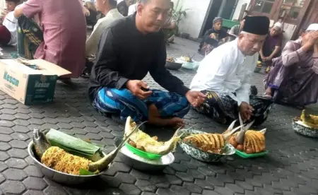 Mengenal Tradisi Ambengan Gresik, Syukur dalam Sepiring Bandeng Raksasa Foto BeritaJatim.com