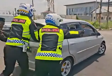 Aksi Cepat Polantas Gresik Selamatkan Arus Mudik dari Macet Total Foto BeritaJatim.com