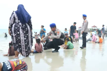 Pengunjung Membludak, Polisi Perketat Pengawasan di Pantai Dalegan Gresik Foto BeritaJatim.com