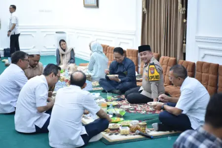 Halal Bihalal Forkopimda Gresik, Warga Antusias Silaturahmi dengan Bupati Foto BeritaJatim.com