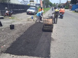 Satgas URC Gresik Siaga 24 Jam, Tambal Jalan Rusak di Jalur Arus Balik 2026 Foto BeritaJatim.com
