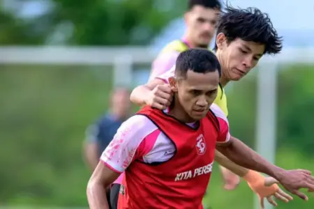 Arief Catur Pamungkas Kembali Latihan Usai Cedera, Siap Perkuat Persebaya vs Persita Tangerang Foto BeritaJatim.com