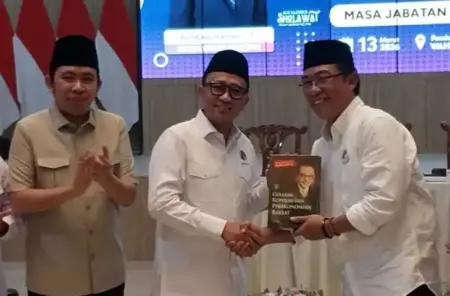 Buku Bung Hatta Tandai Kepengurusan Baru Dekopinda Jember Foto BeritaJatim.com