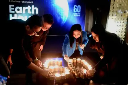 Whiz Luxe Surabaya Ubah Limbah Minyak Jadi Lilin Earth Hour Foto BeritaJatim.com