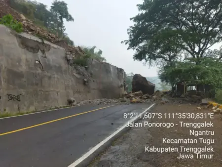 Longsor Tutup Jalur Trenggalek – Ponorogo Foto BeritaJatim.com