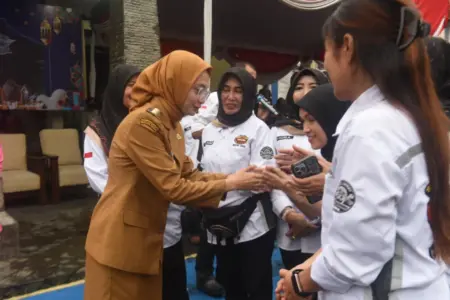 Bersama HDCI Kediri Raya dan Polres, Wali Kota Vinanda Bagikan 400 Paket Sembako dan Takjil di Kota Kediri Foto BeritaJatim.com