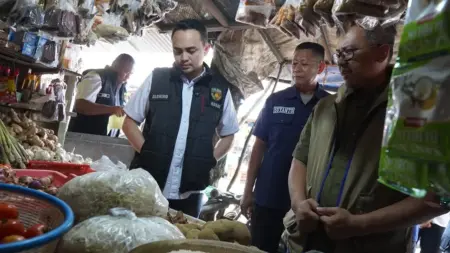 Satgas Pangan Polres Mojokerto Pantau Harga Bapokting di Pasar Raya Mojosari, Telur Turun Jadi Rp28.500/Kg Foto BeritaJatim.com