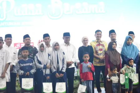Buka Puasa di Ponpes Wali Barokah, Wali Kota Kediri Serahkan Santunan kepada 100 Anak Yatim dan 750 Dhuafa Foto BeritaJatim.com