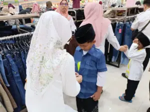 Baznas Tulungagung Ajak Anak Yatim Piatu Belanja Baju Lebaran Foto BeritaJatim.com