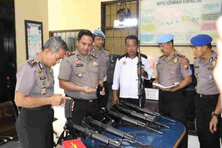 Pastikan Aman, Wakapolres Sumenep Cek Senpi Anggota Foto BeritaJatim.com