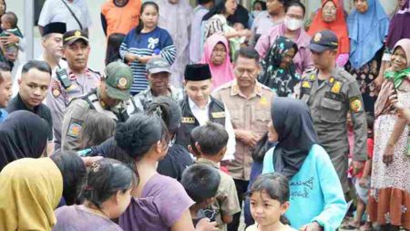 Jelang Lebaran, Bupati Mojokerto Salurkan Bansos untuk Eks Penderita Kusta dan Korban Banjir Foto BeritaJatim.com