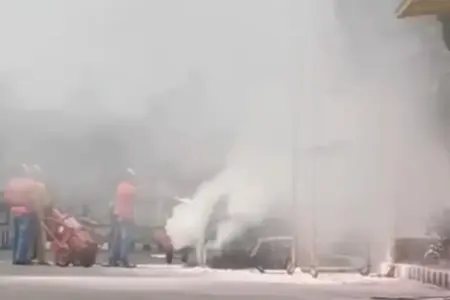 Suzuki Forsa Amenity Terbakar Setelah Isi BBM di Jember Foto BeritaJatim.com
