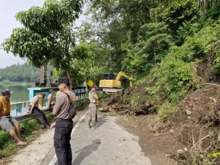 Longsor Tutup Jalur Lingkar Telaga Ngebel Ponorogo, Akses Barat Dialihkan Sementara Foto BeritaJatim.com