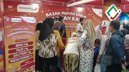 Warga Antusias Berburu Sembako Murah di Bazar Bank Jatim Bondowoso Foto BeritaJatim.com