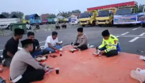 Satlantas Polres Pamekasan Ajak Para Sopir Truk Tertib Lalin Saat Mengemudi Foto BeritaJatim.com