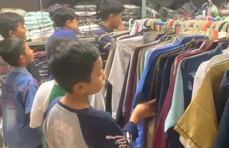 62 Anak Yatim dan Duafa Diajak Belanja Baju Lebaran Gratis di Pasar Legi Ponorogo Foto BeritaJatim.com