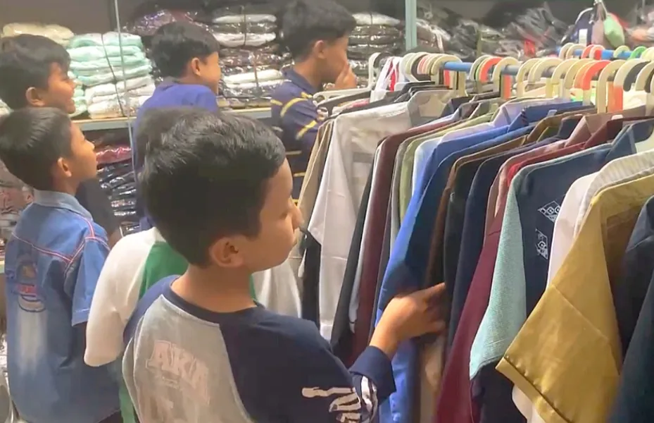 62 Anak Yatim dan Duafa Diajak Belanja Baju Lebaran Gratis di Pasar Legi Ponorogo Foto BeritaJatim.com
