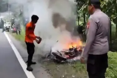 Motor Pemudik Terbakar di Ngawi, Ayah dan Dua Anak Selamat Foto BeritaJatim.com