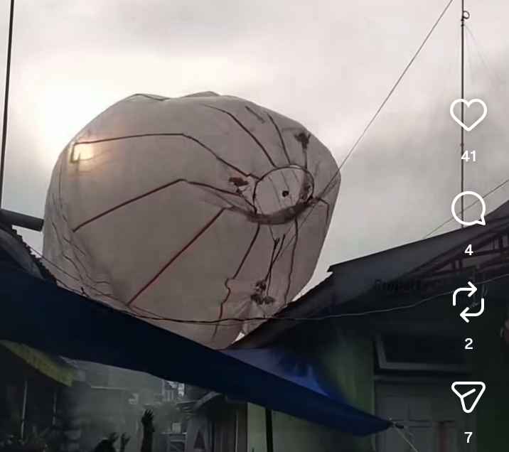 Balon Udara Jumbo Berapi Jatuh di Pemukiman Padat Sukorejo Blitar Foto BeritaJatim.com