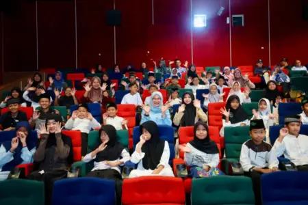 Bupati Ipuk Ajak Anak Yatim Banyuwangi Nobar Film Na Willa, Tanamkan Nilai Persahabatan Foto BeritaJatim.com