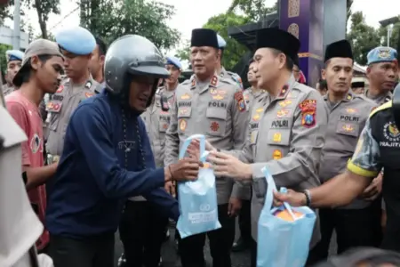 Kapolda Jatim Bagikan 600 Takjil Kepada Pengendara Motor Foto BeritaJatim.com