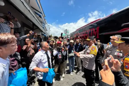 Kapolda Jatim Tinjau Pelabuhan Ketapang, Sopir Keluhkan Antrean hingga 8 Jam Foto BeritaJatim.com