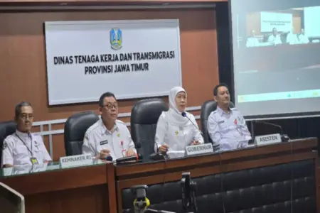 Pantau Posko Induk, Khofifah: Masih Ada Waktu 2 Hari untuk Bayar THR bagi Perusahaan Foto BeritaJatim.com