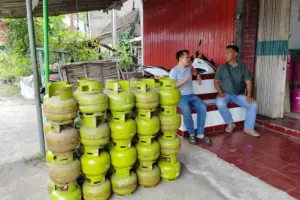 Polisi Cek Distribusi LPG di Geneng Ngawi, Stok Dipastikan Aman Selama Ramadan Foto BeritaJatim.com