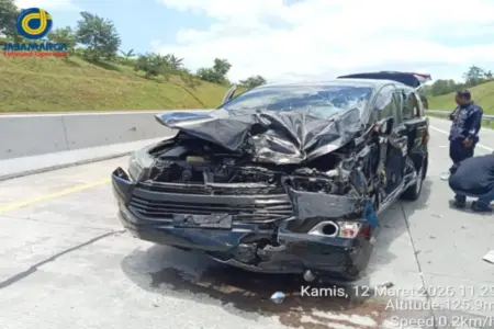 Kecelakaan Tol Madiun-Nganjuk KM 622, Innova Ringsek Tabrak Pikep Muat Pepaya Foto BeritaJatim.com