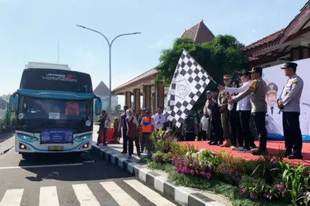 Pemkab Sidoarjo Berangkatkan 1.400 Pemudik Gratis Lebaran 2026, 28 Bus Layani 5 Rute Favorit Foto BeritaJatim.com
