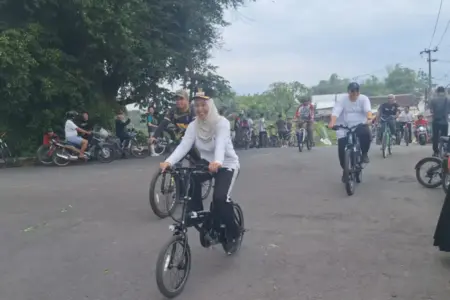 Pencanangan ‘Gerakan Bersepeda ke Kantor’, Wali Kota Mojokerto Gowes Tinjau Kerja Bakti di Tanggul Sungai Brangkal Foto BeritaJatim.com