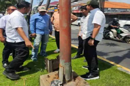 Sidak DPRD Sidoarjo Temukan Puluhan Tiang PJU Keropos di Jalan Pahlawan dan Pucang, Rawan Ambruk Foto BeritaJatim.com