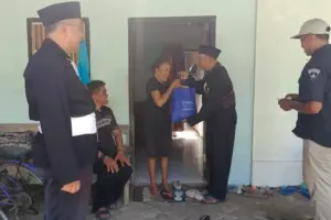 Syiar Ramadhan PSHT Kota Blitar, Siswa Sabuk Putih Ditempa Latihan hingga Berbagi Takjil Foto BeritaJatim.com