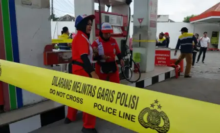 Polisi Segel SPBU di Jalan Teuku Umar Jember Foto BeritaJatim.com