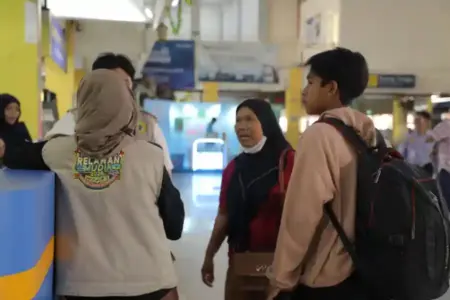 17 Mahasiswa Untag Surabaya Turun Kawal Mudik 2026, Program Ini Bisa Dikonversi KKN Foto BeritaJatim.com
