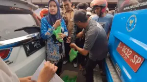 BNN Mojokerto dan PWI Bagikan Ratusan Takjil Sambil Kampanyekan Bahaya Narkoba Foto BeritaJatim.com