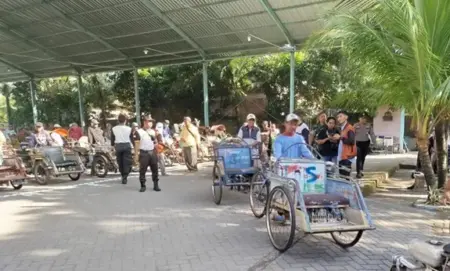 Antrean Panjang di Rumah Bupati Jombang, Ribuan Tukang Becak Terima Zakat dan Sedekah Jelang Idulfitri Foto BeritaJatim.com