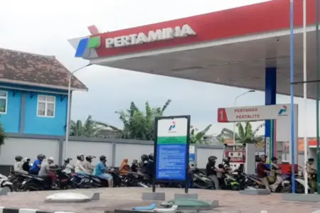 Antrean Panjang di SPBU Lumajang, Bupati Pastikan Stok BBM Aman Foto BeritaJatim.com