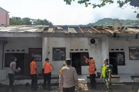 Cuaca Ekstrem Situbondo Rusak Wisma Bhayangkara Pasir Putih, Kerugian Capai Rp20 Juta Foto BeritaJatim.com