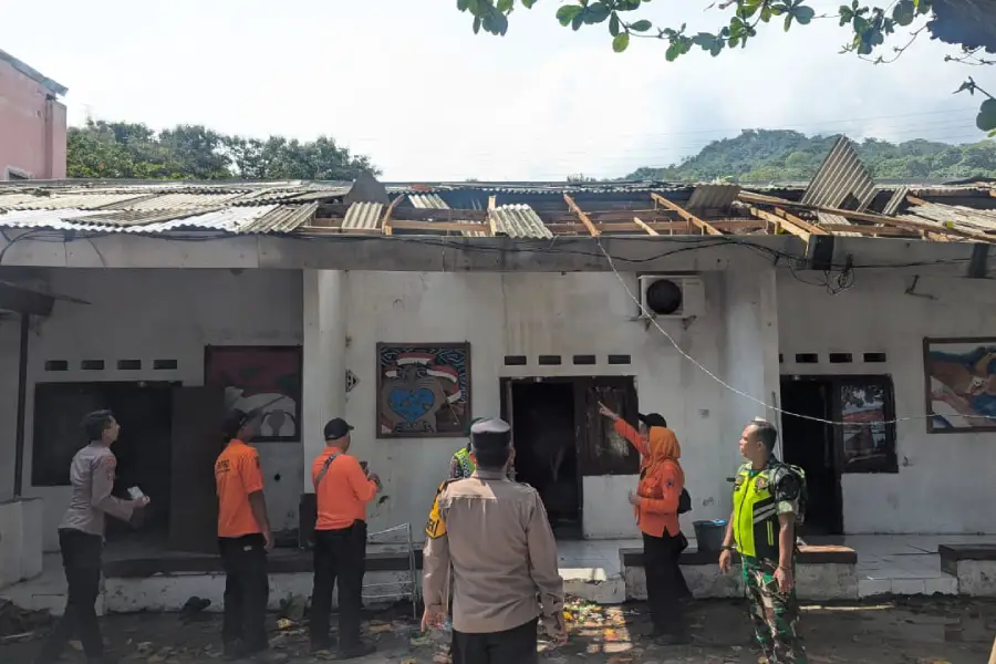 Cuaca Ekstrem Situbondo Rusak Wisma Bhayangkara Pasir Putih, Kerugian Capai Rp20 Juta Foto BeritaJatim.com