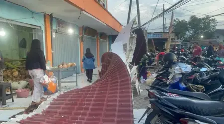 Proyek Pasar Ploso Jombang Rp3,9 Miliar Selesai, Namun Atap Kanopi Ambruk Menimpa Motor Foto BeritaJatim.com