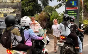 Kebaikan Ramadhan di Jalan Raya, Front One Ratu Nganjuk Bagikan Takjil untuk Pengendara Foto BeritaJatim.com