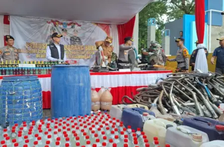 Polres Lamongan Musnahkan 245 Knalpot Brong dan Ribuan Liter Miras Ilegal Foto BeritaJatim.com