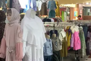 Belanja Offline Masih Diminati, Warga Surabaya Serbu Busana Muslim di DTC Jelang Lebaran Foto BeritaJatim.com