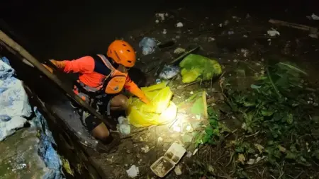 Mayat Bayi Laki-laki Mengambang di Sungai Budug Jombang, Polisi Lakukan Penyelidikan Foto BeritaJatim.com