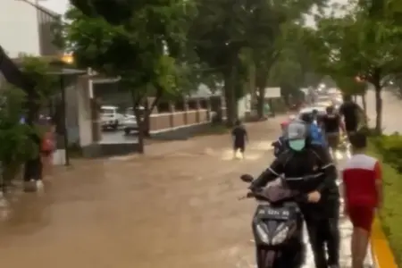 Banjir Luapan di Jalan Sukowati Magetan, Arus Lalu Lintas Dialihkan Foto BeritaJatim.com