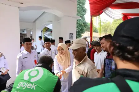 Hari Pertama Kerja, Bupati Banyuwangi Halal Bihalal Bareng Tukang Becak hingga Ojol Foto BeritaJatim.com