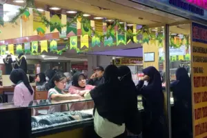 Harga Emas Naik, Warga Surabaya Makin Selektif Beli Perhiasan Emas Jelang Lebaran Foto BeritaJatim.com