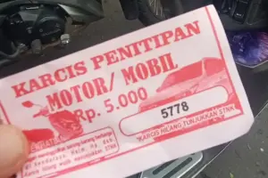 Parkir Rp5.000 di Alun-alun Blitar Dikeluhkan Warga, Jukir Gunakan Karcis “Penitipan” Foto BeritaJatim.com